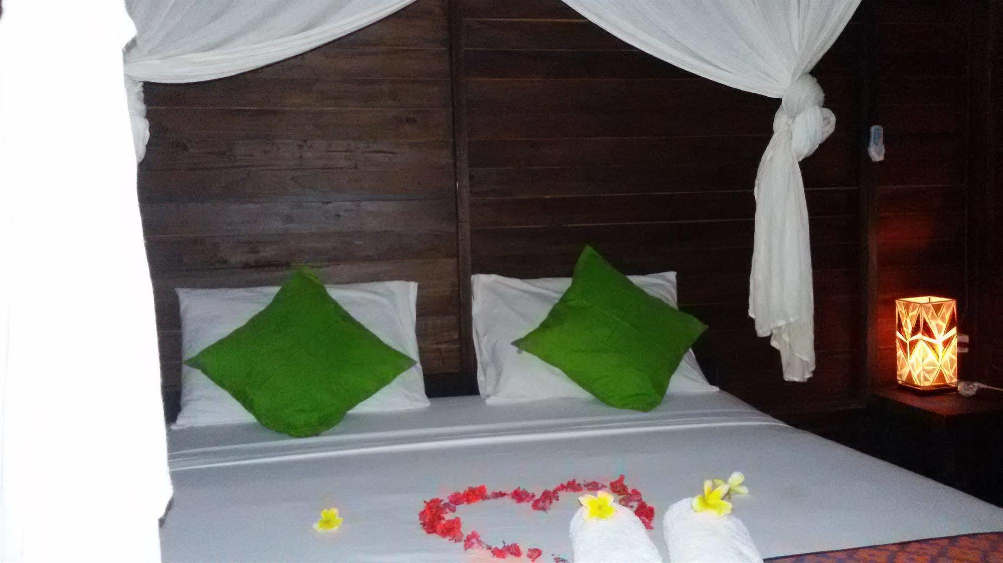 Mosaix Gili Bungalows Джили Трауанган Екстериор снимка