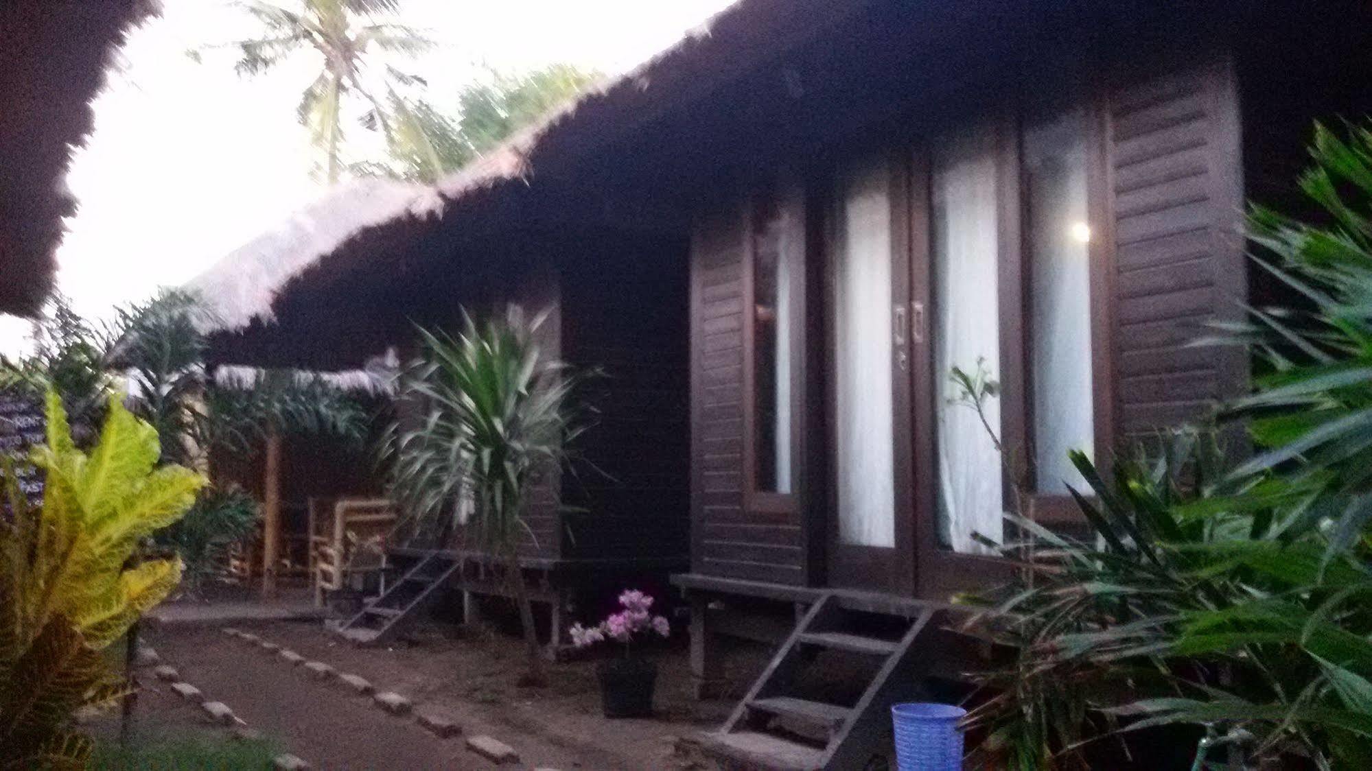 Mosaix Gili Bungalows Джили Трауанган Екстериор снимка
