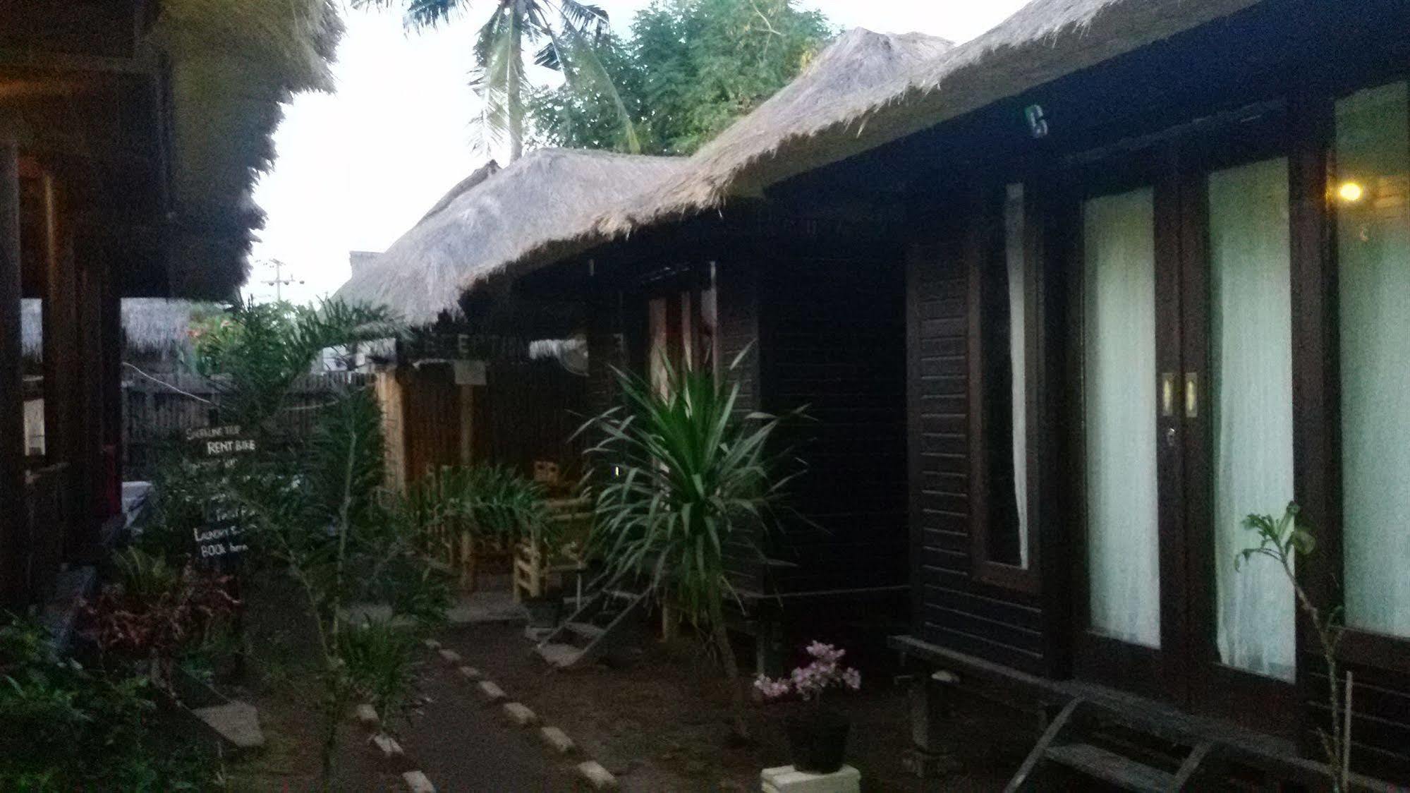 Mosaix Gili Bungalows Джили Трауанган Екстериор снимка