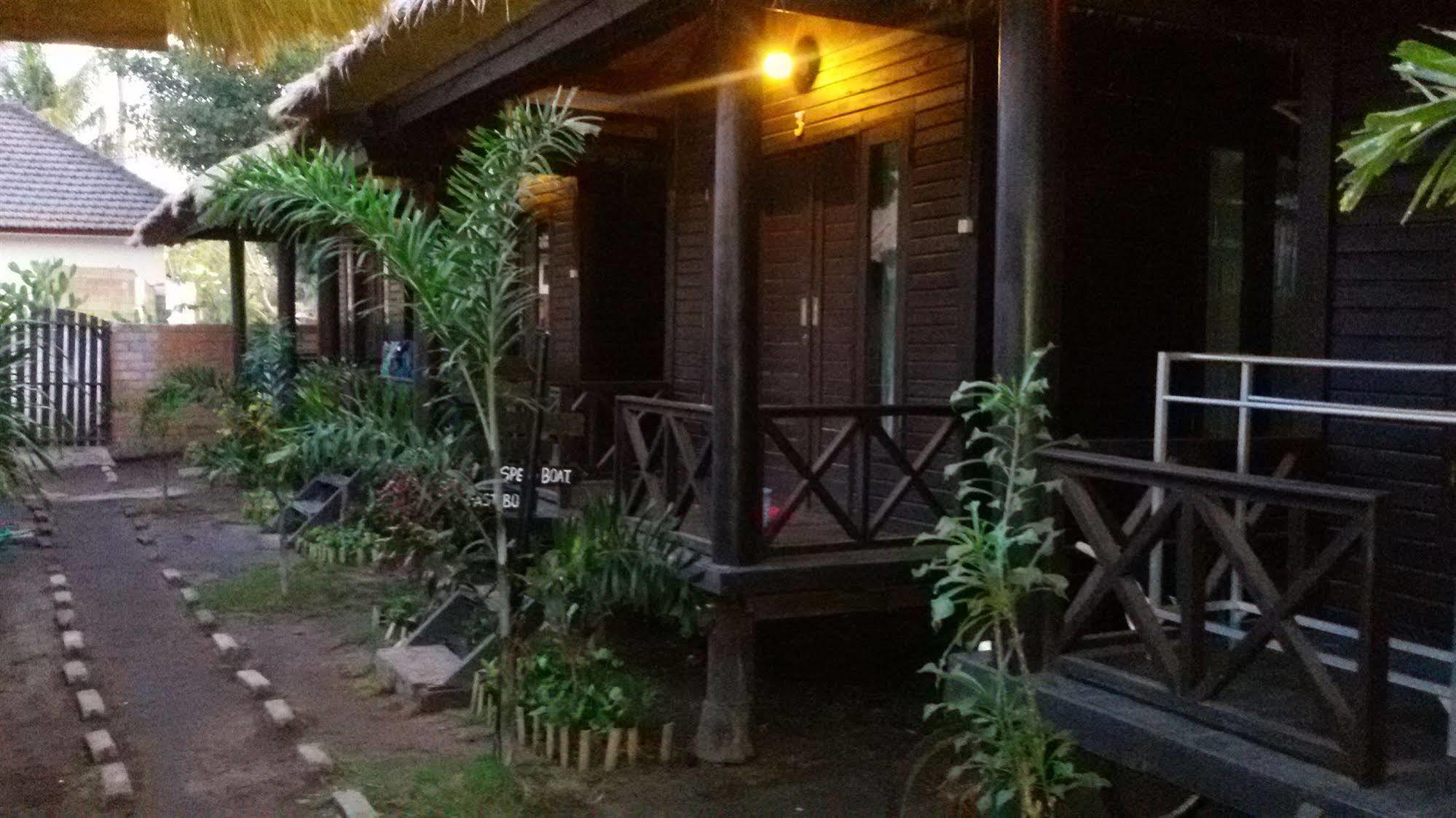 Mosaix Gili Bungalows Джили Трауанган Екстериор снимка